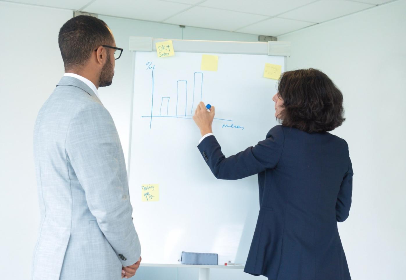 Webdesign-Arbeitsplatz mit verschiedenen Bildschirmen und Design-Tools