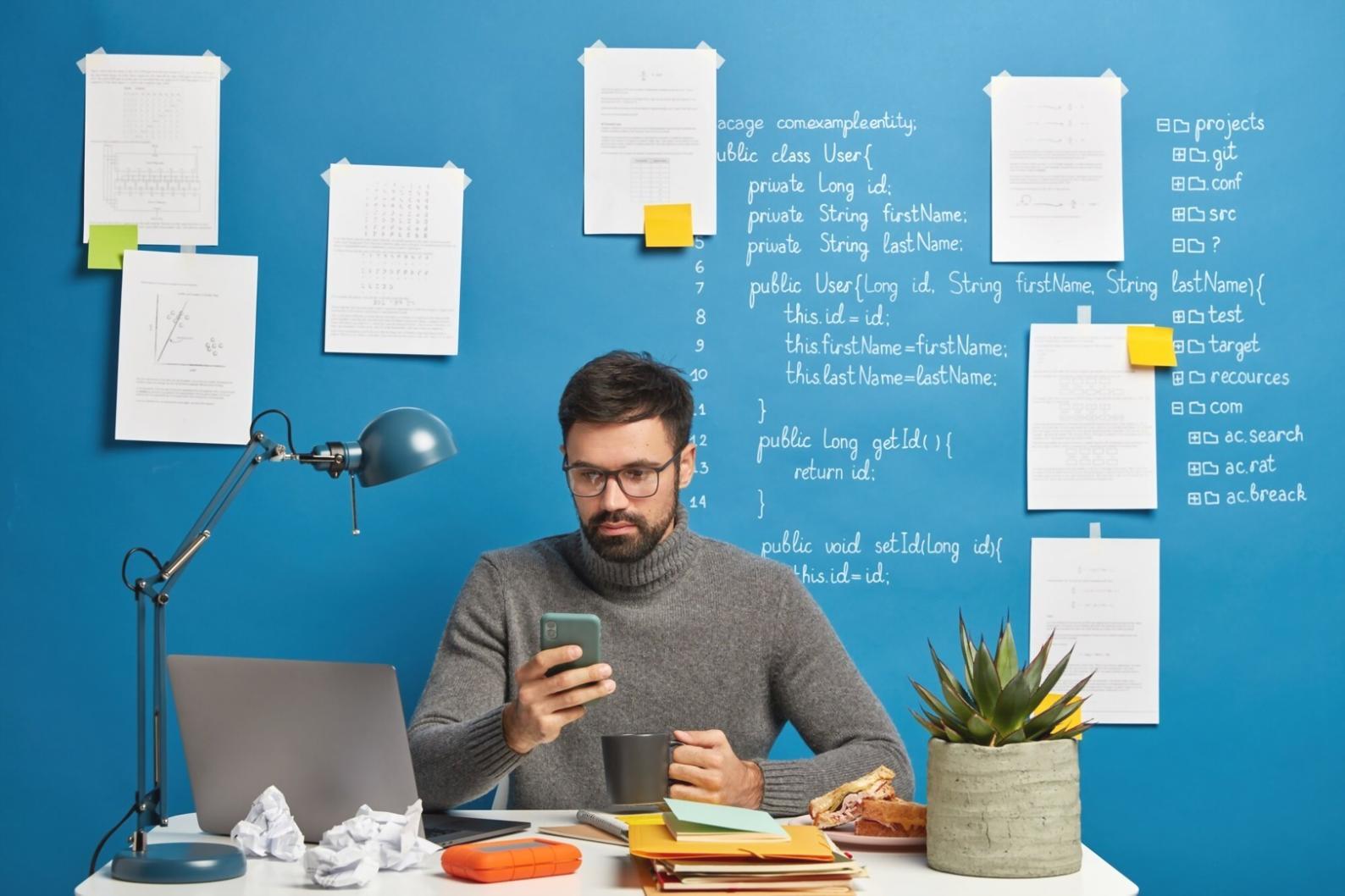 Teilnehmer arbeiten gemeinsam an Webdesign-Projekten